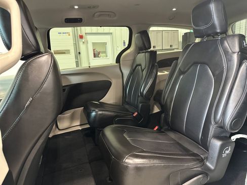 Used 2024 Chrysler Pacifica Touring-L FWD image 24