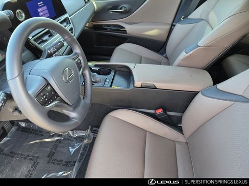 Certified 2025 Lexus ES 300h w/ Premium Package image 13