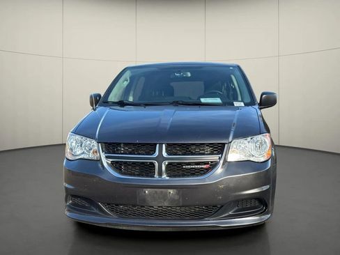 Used 2018 Dodge Grand Caravan SE w/ UConnect Hands-Free Group image 2