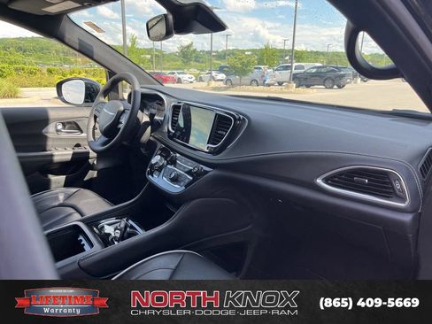 Used 2025 Chrysler Pacifica Limited FWD image 30