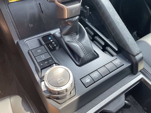 Used 2025 Toyota Tacoma Limited AWD/4WD image 41
