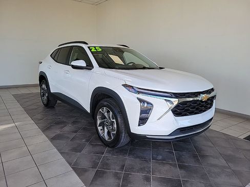 Used 2025 Chevrolet Trax LT w/ LT Convenience Package image 1