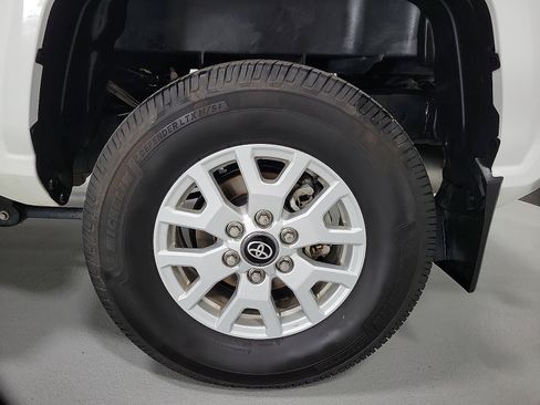 Certified 2024 Toyota Tacoma SR5 AWD/4WD image 20