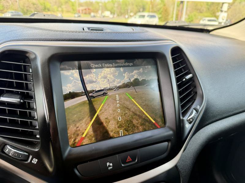 Used 2017 Jeep Cherokee Latitude w/ Safety/Convenience Group FWD image 20