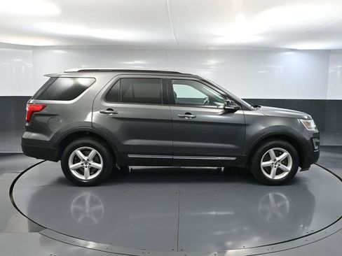 Used 2017 Ford Explorer XLT AWD/4WD image 9