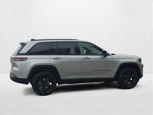 New 2025 Jeep Grand Cherokee Altitude image 8