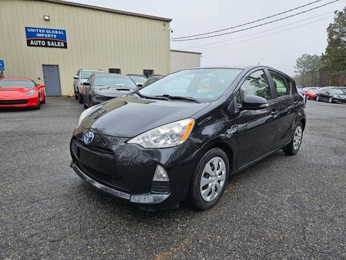 Used 2014 Toyota Prius C Two image 2