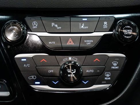 Used 2025 Chrysler Pacifica Select FWD image 13
