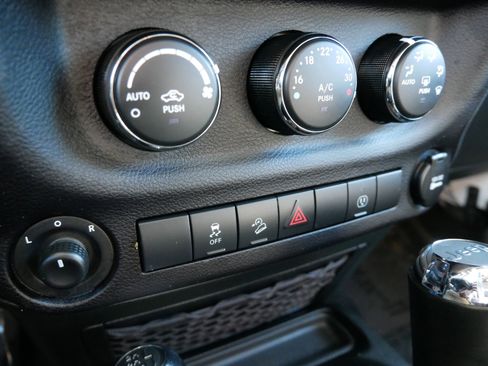 Used 2018 Jeep Wrangler Sahara w/ Connectivity Group image 28