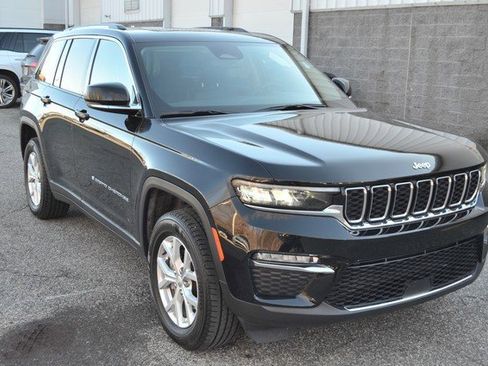 Used 2023 Jeep Grand Cherokee Altitude image 2