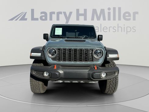 Used 2025 Jeep Gladiator Mojave w/ Convenience Group AWD/4WD image 8