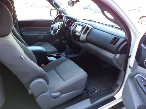 Used 2013 Toyota Tacoma 4x4 Access Cab image 8