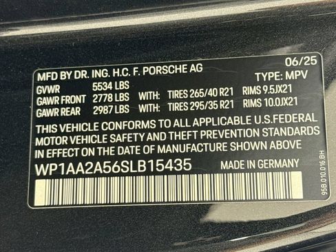 Certified 2025 Porsche Macan AWD/4WD image 34