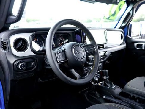 Used 2024 Jeep Gladiator Sport AWD/4WD image 8