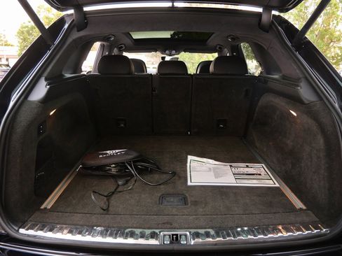 Used 2020 Bentley Bentayga image 23