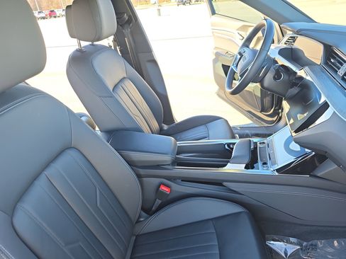 Used 2022 Audi e-tron Premium w/ Convenience Plus Package image 10