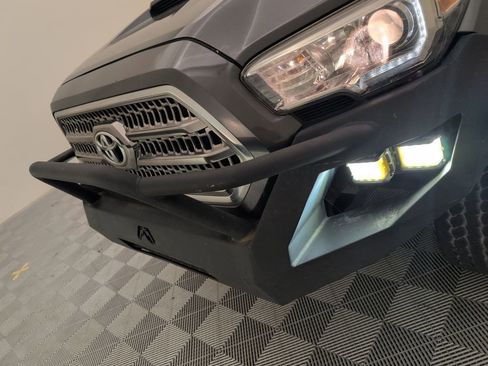 Used 2016 Toyota Tacoma TRD Sport image 41