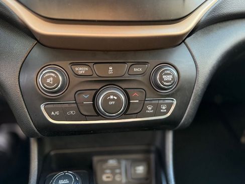 Used 2016 Jeep Cherokee Latitude AWD/4WD image 24