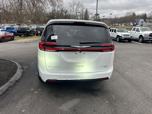 New 2026 Chrysler Pacifica Limited image 4