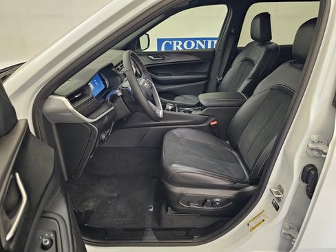 New 2025 Jeep Grand Cherokee L Laredo image 10