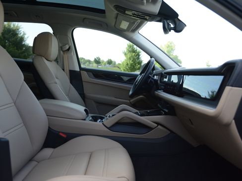 Certified 2026 Porsche Cayenne AWD/4WD image 25