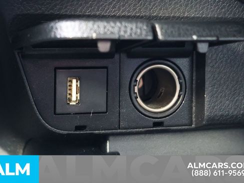 Used 2020 Toyota Camry SE image 40