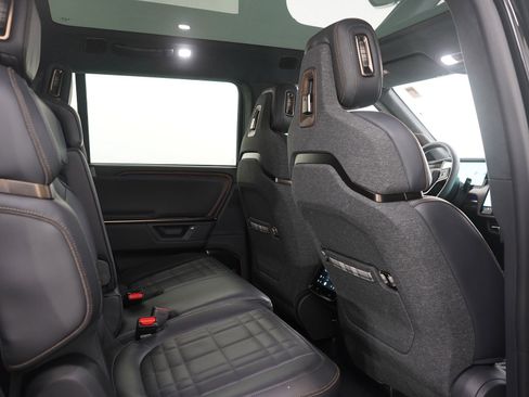 Used 2025 Rivian R1S Premium image 15