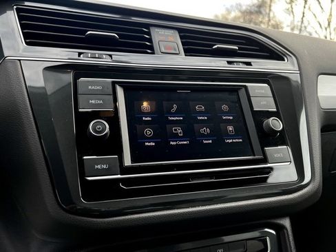 Used 2020 Volkswagen Tiguan S image 41