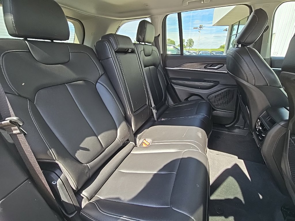 Used 2023 Jeep Grand Cherokee Limited w/ Black Appearance Package AWD/4WD image 26