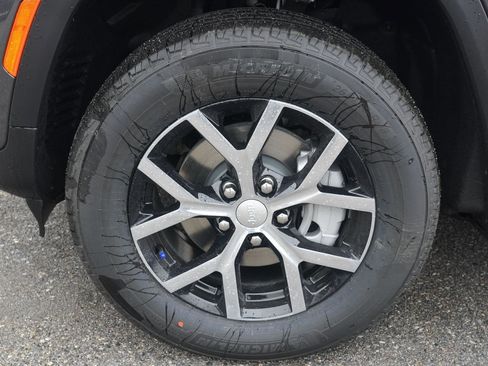 New 2025 Jeep Grand Cherokee Limited w/ Trailer Tow Package image 24