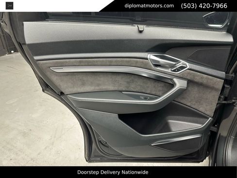 Used 2019 Audi e-tron Prestige w/ Prestige Package image 27