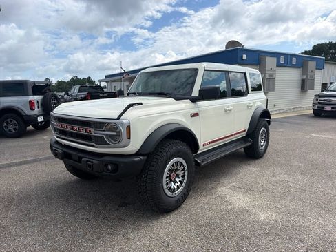 New 2026 Ford Bronco Outer Banks w/ Sasquatch Package AWD/4WD image 2