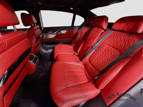 Used 2022 BMW 750i xDrive w/ Luxury Rear Seating Package image 27