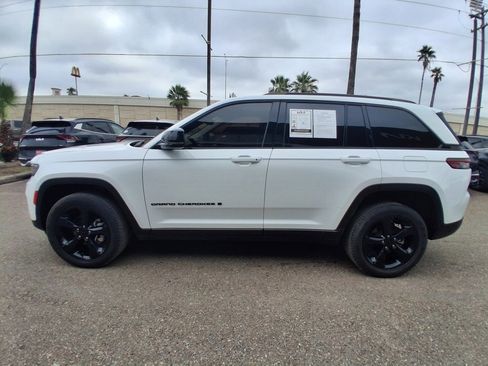 Used 2023 Jeep Grand Cherokee Limited w/ Black Appearance Package image 4