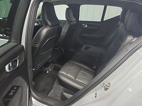 Used 2022 Volvo XC40 T5 Momentum w/ Climate Package image 29