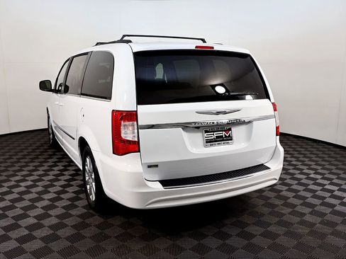 Used 2014 Chrysler Town & Country Touring image 10