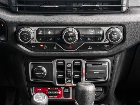 Used 2025 Jeep Gladiator Willys image 12