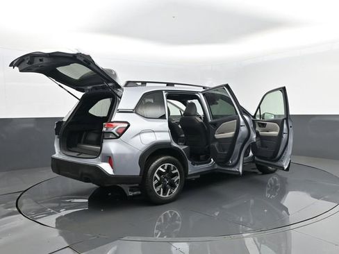 Used 2025 Subaru Forester Premium image 30