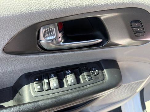 Used 2024 Chrysler Pacifica Touring-L FWD image 29