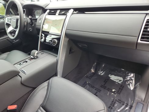 Used 2025 Land Rover Discovery S image 29