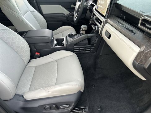 Used 2025 Toyota Tacoma Limited image 5