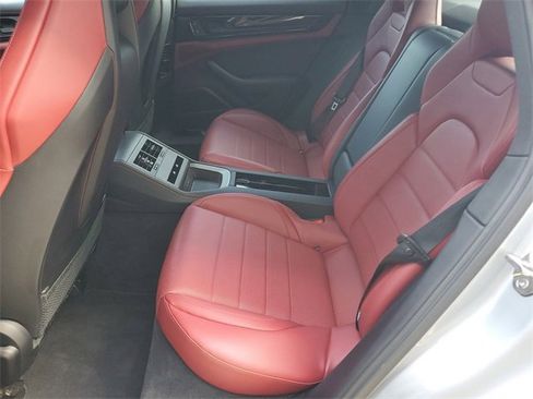 Used 2024 Porsche Panamera image 34