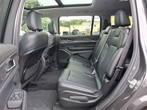 Used 2022 Jeep Grand Cherokee L Limited w/ Luxury Tech Group II image 10