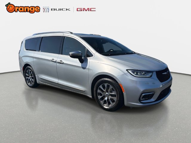 Used 2023 Chrysler Pacifica Pinnacle FWD image 2