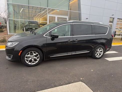 Used 2019 Chrysler Pacifica Touring-L Plus w/ Tire & Wheel Group image 5