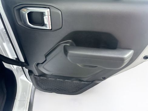 Used 2023 Jeep Wrangler Unlimited w/ Sun & Screen Package image 27