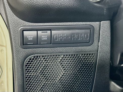 Used 2017 Jeep Wrangler Unlimited Rubicon w/ Connectivity Group AWD/4WD image 10
