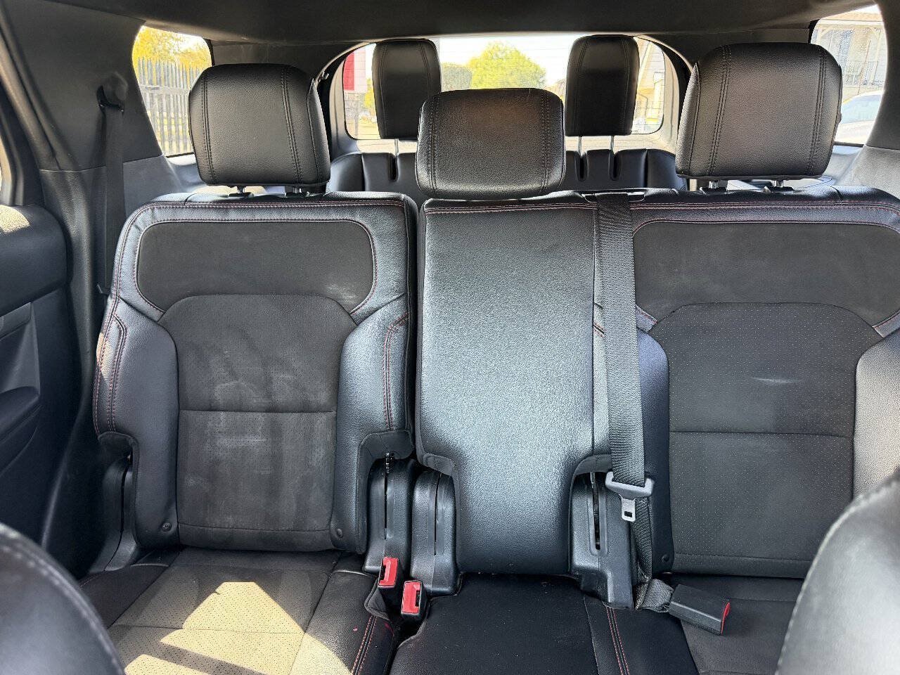 Used 2018 Ford Explorer XLT w/ Equipment Group 202A FWD image 19