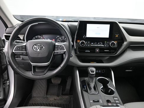Used 2023 Toyota Highlander XLE image 11