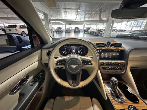 Used 2023 Bentley Bentayga AWD/4WD image 12